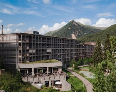 Kopie von ameron-davos-swiss-mountain-resort-aussenansicht-drohne ©Jannis Hagels3